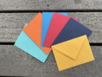 Les enveloppes de couleur vous permettront d'offrir les cartes Décopositive. Enveloppe format 114x162 mm (C6) - 6 coloris au choix