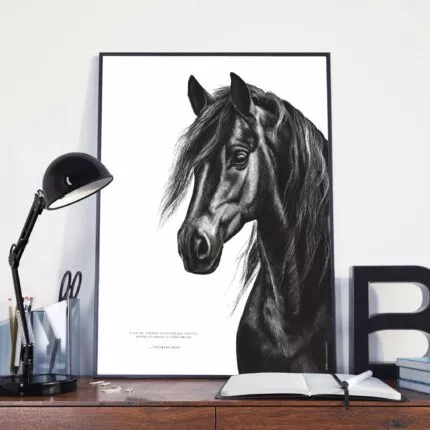 Affiche Le Cheval noir - Dessin d'un cheval réalisé associé à une citation : « L’air du paradis est celui qui souffle entre les oreilles d’un cheval ».